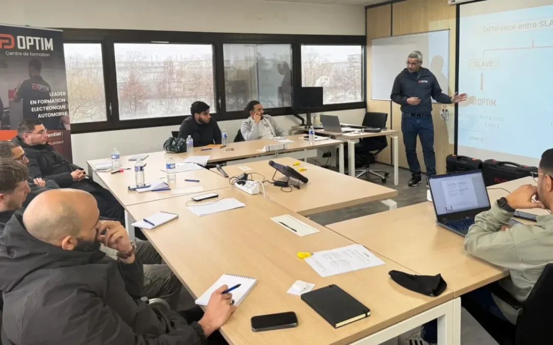 Dans une formation FD OPTIM en serrurerie automobile