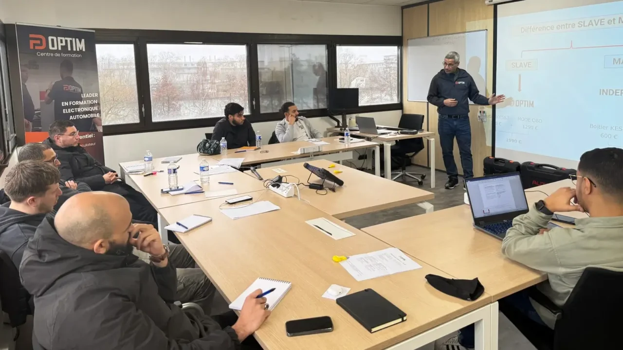 Formateur FD OPTIM devant un groupe de stagiaires en salle à Argenteuil